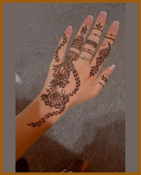 Aesthetic Back Hand Mehndi With Three Finger Trails